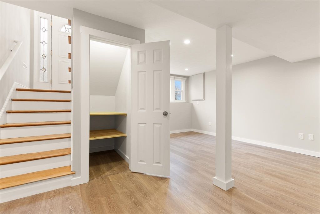 Interior, Recessed Lighting, Wood Texture Flooring