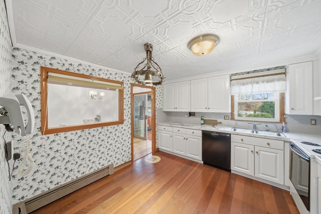 Interior, Kitchen, Pendant Lights, Wood Texture Flooring