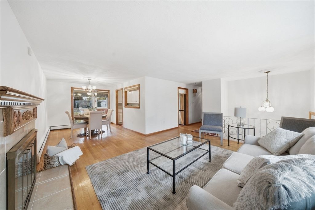 Chandelier, Dining room, Interior, Living room, Pendant Lights, Wood Texture Flooring