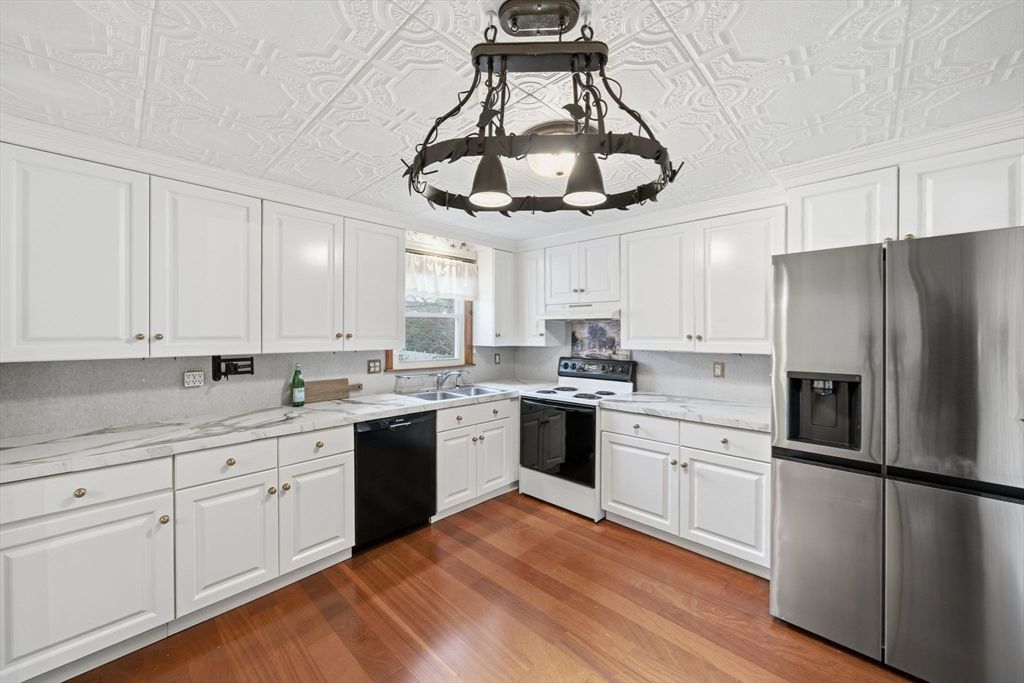 Chandelier, Interior, Kitchen, Wood Texture Flooring