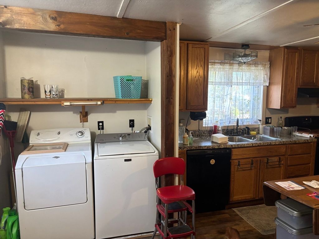 Interior, Washer, Wood Texture Flooring