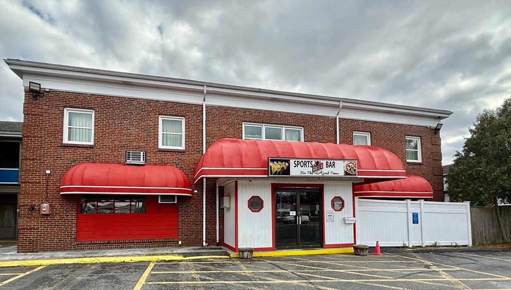 Exterior, Facade, Brick Facade, Rowhouse