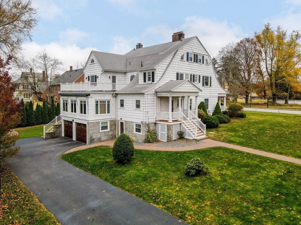 Attached, Backyard, Exterior, Facade, Queen Anne Victorian