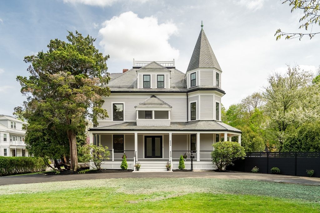 Backyard, Exterior, Facade, Queen Anne Victorian
