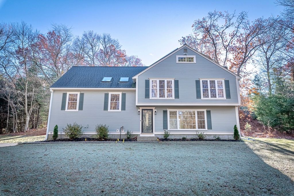 Exterior, Facade, Split Level