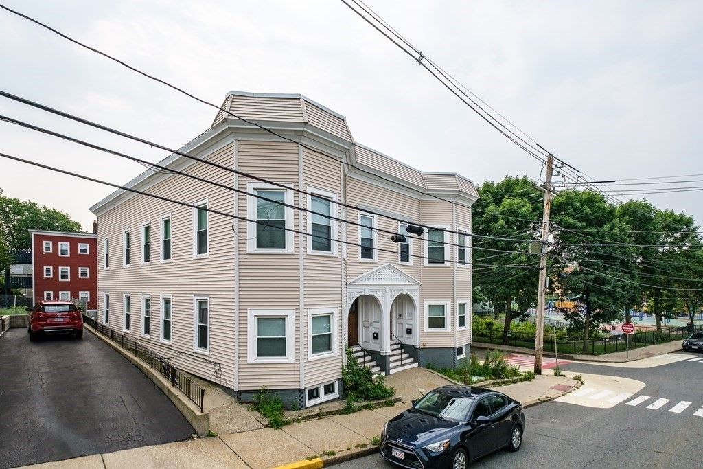 Exterior, Facade, Rowhouse