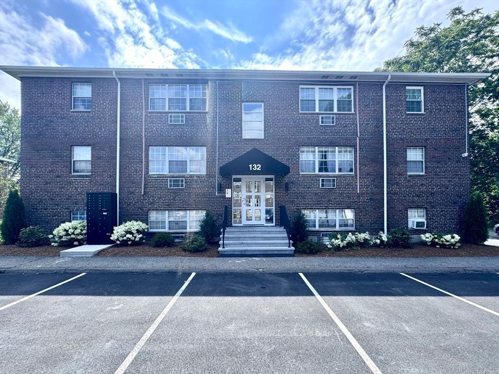 Exterior, Facade, Brick Facade, Georgian