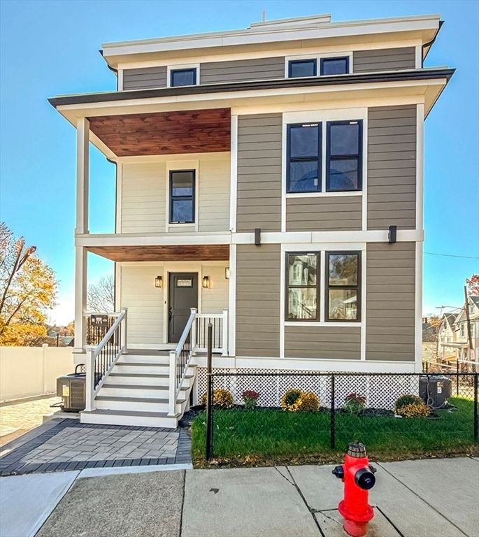Exterior, Facade, American Foursquare