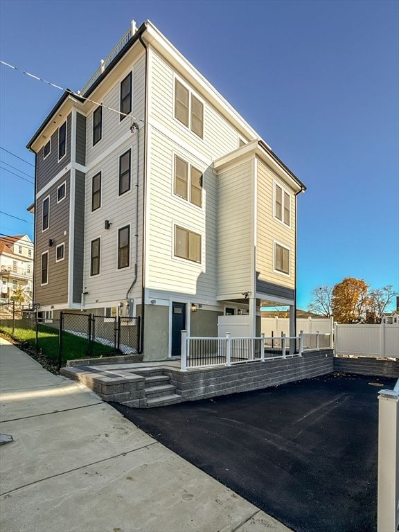 Exterior, Facade, Rowhouse