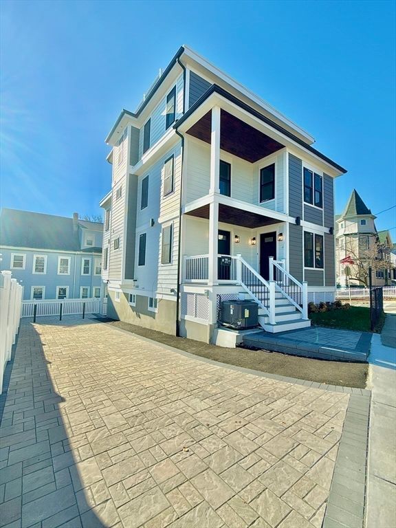 Exterior, Facade, American Craftsman