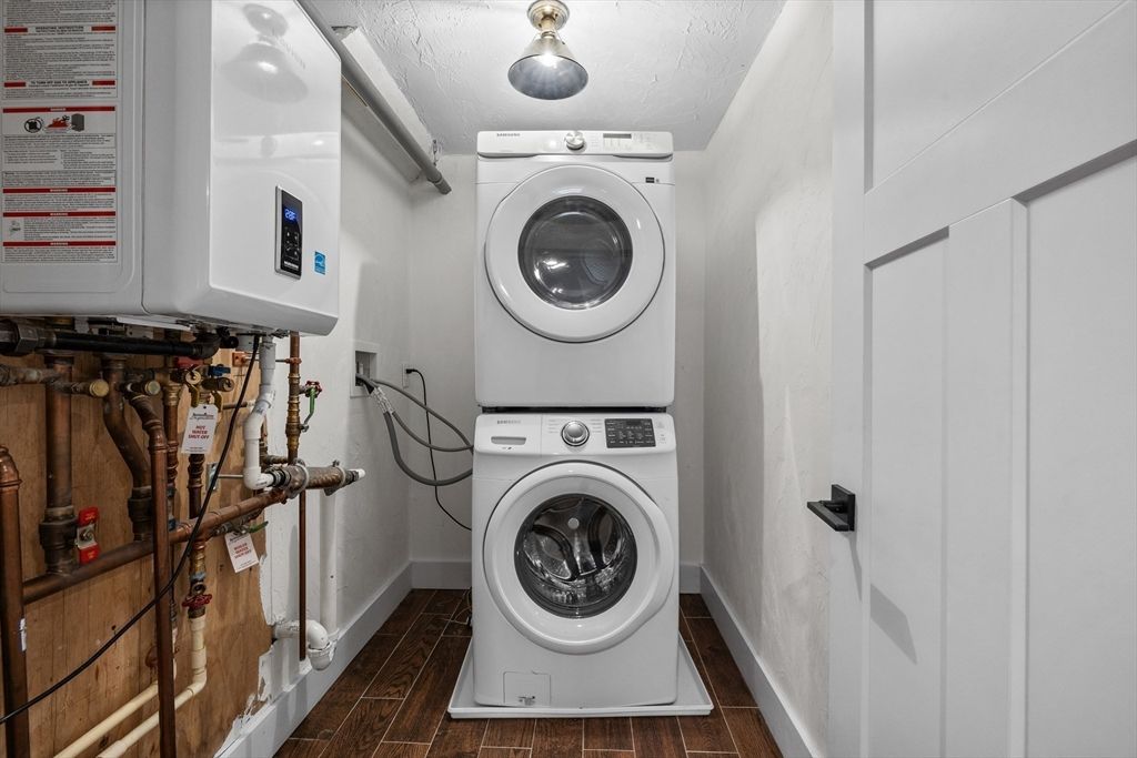 Interior, Utility Closets, Washer, Wood Texture Flooring