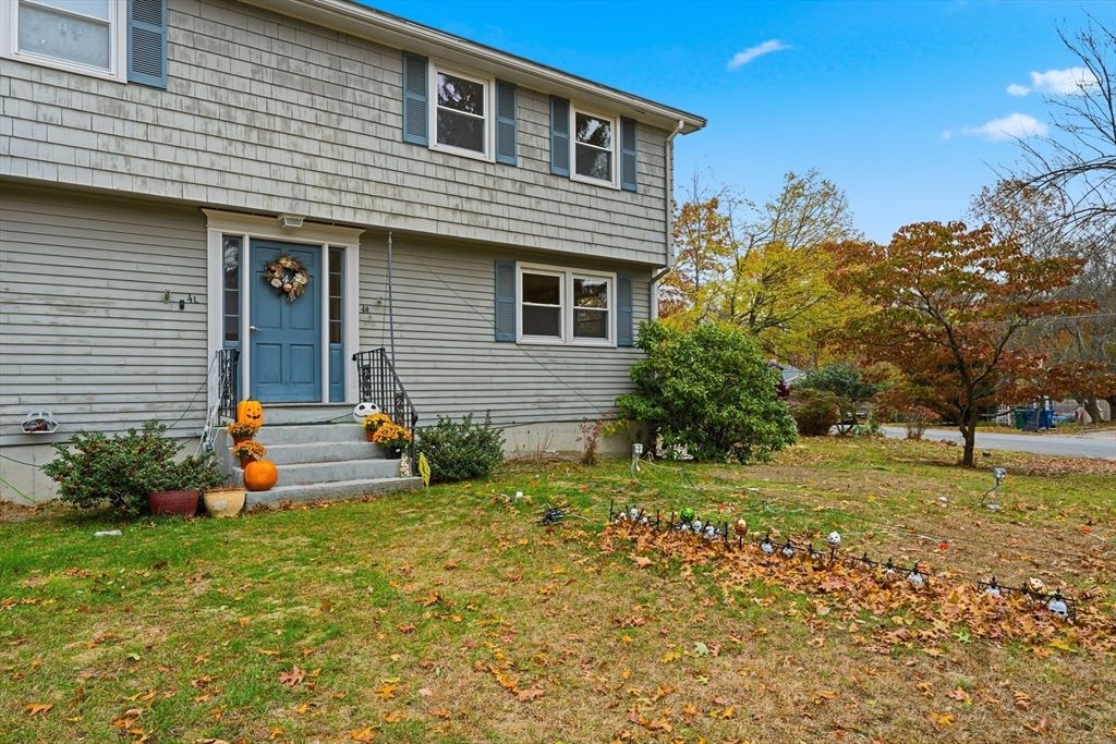 Exterior, Facade, Raised Ranch