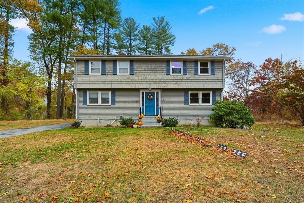 Exterior, Facade, Raised Ranch