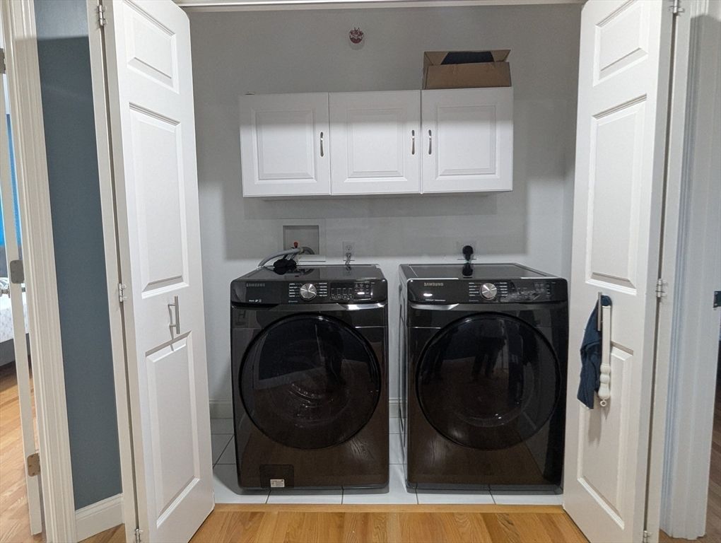 Interior, Washer, Wood Texture Flooring