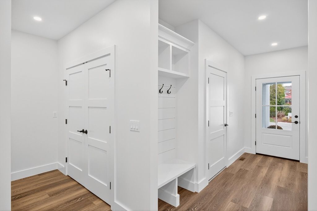 Interior, Recessed Lighting, Wood Texture Flooring