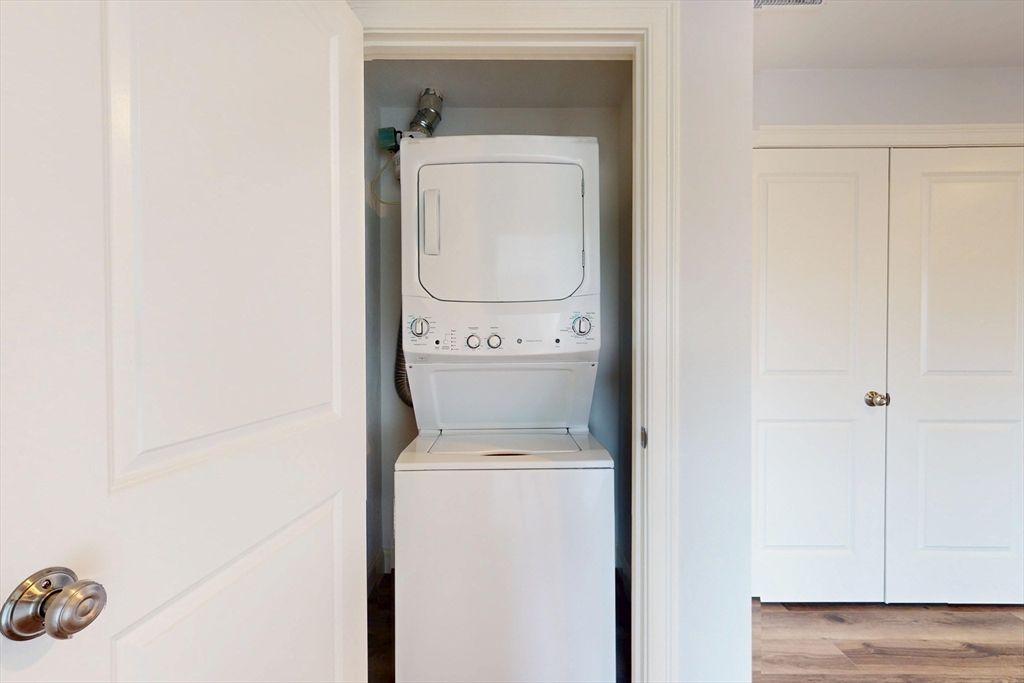 Interior, Utility Closets, Washer, Wood Texture Flooring