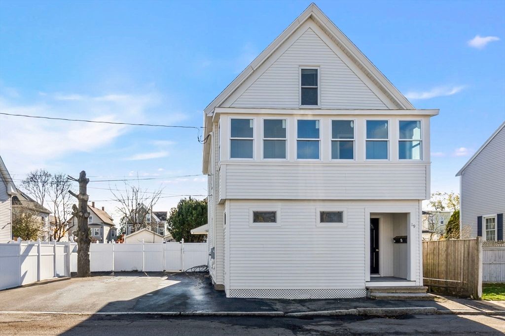 Exterior, Facade, Queen Anne Victorian
