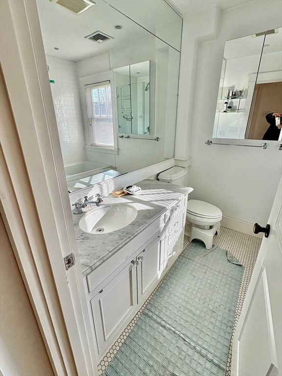 Bathroom, Dual Sink Vanities, Interior