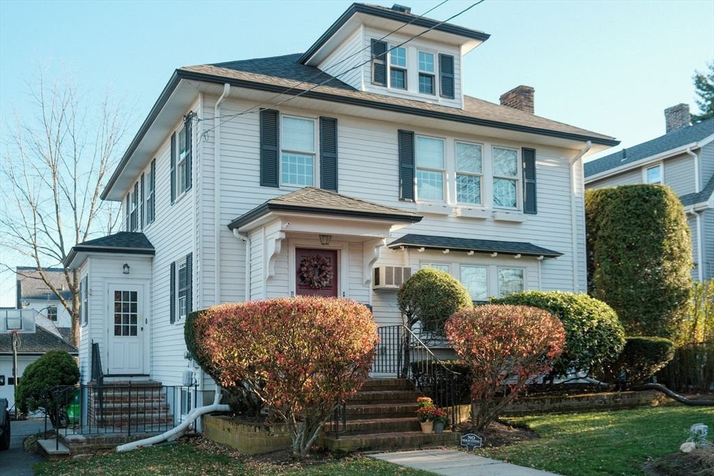 Exterior, Facade, American Foursquare