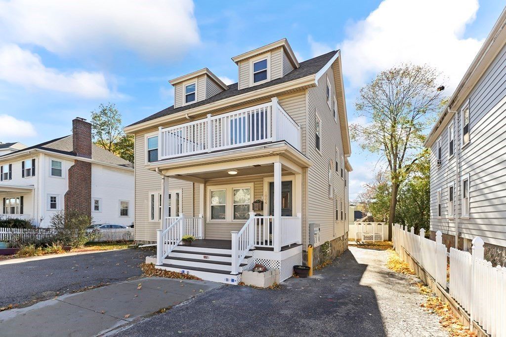 Exterior, Facade, American Foursquare