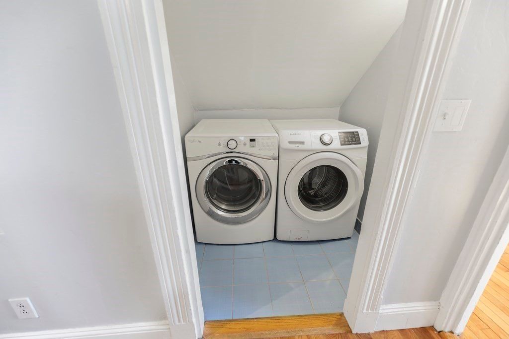 Interior, Washer, Wood Texture Flooring