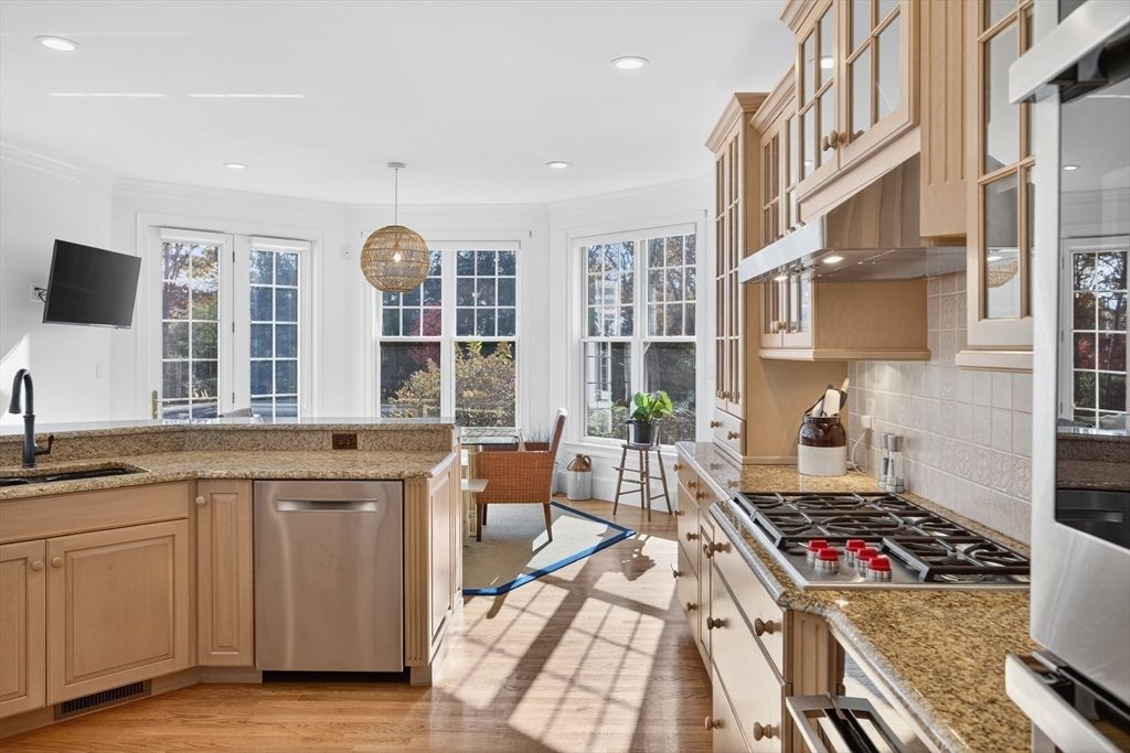 Dining room, Interior, Kitchen, Pendant Lights, Recessed Lighting, Stainless Steel Appliances, Wood Texture Flooring