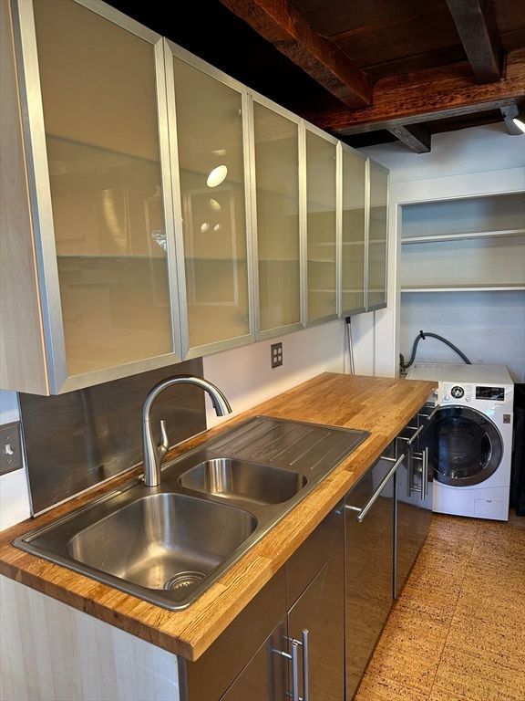 Interior, Washer, Wooden Beams