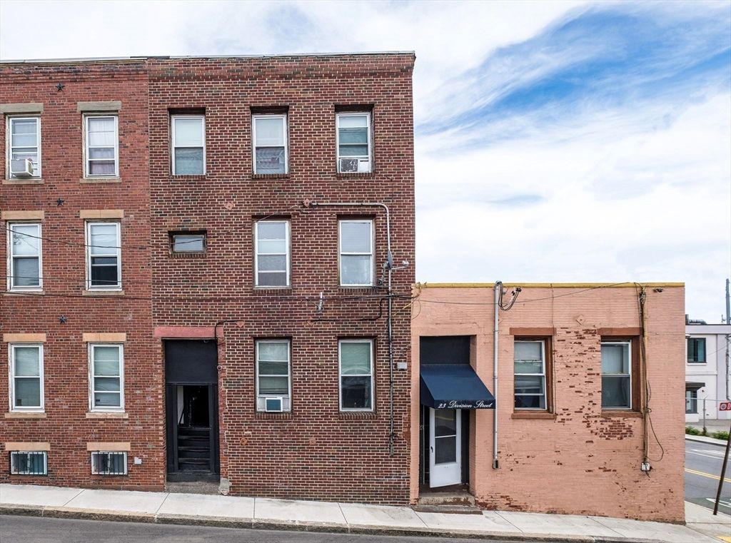 Exterior, Facade, Brick Facade, Rowhouse