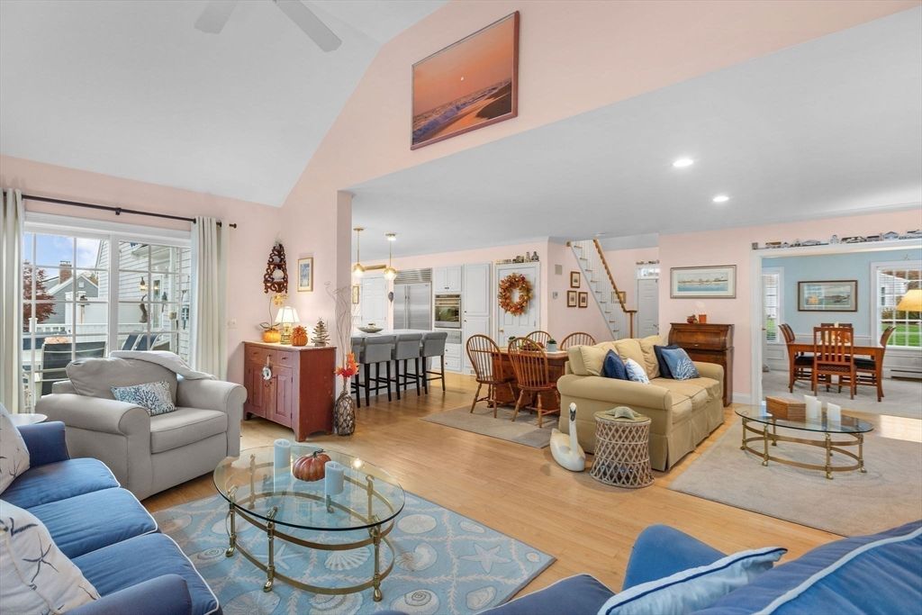 Dining room, Interior, Living room, Pendant Lights, Recessed Lighting, Wood Texture Flooring