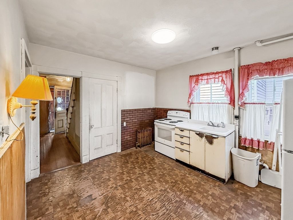 Interior, Kitchen, Washer, Wood Texture Flooring