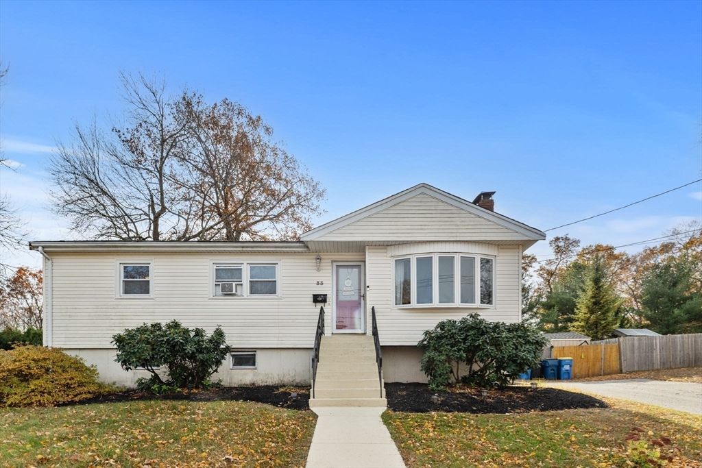 Exterior, Facade, Split Level