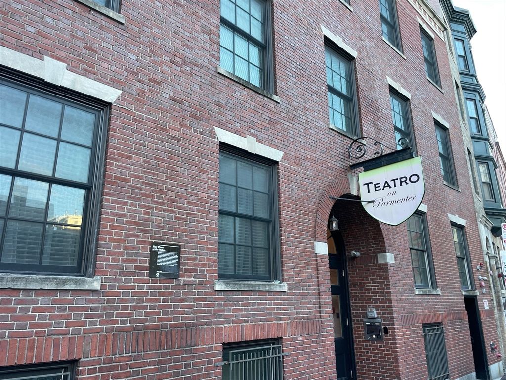 Exterior, Facade, Brick Facade, Rowhouse