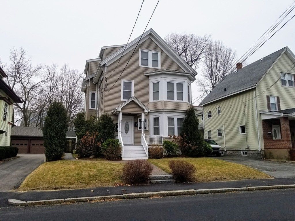 Attached, Exterior, Facade, Queen Anne Victorian