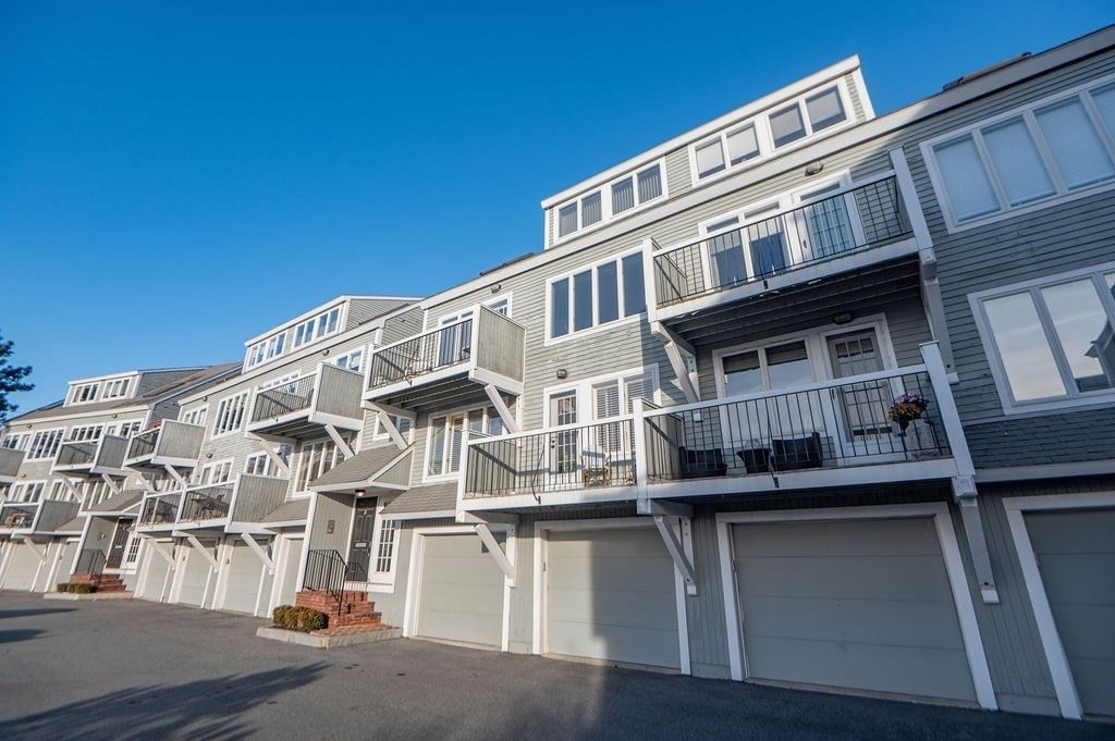 Attached, Exterior, Facade, Rowhouse