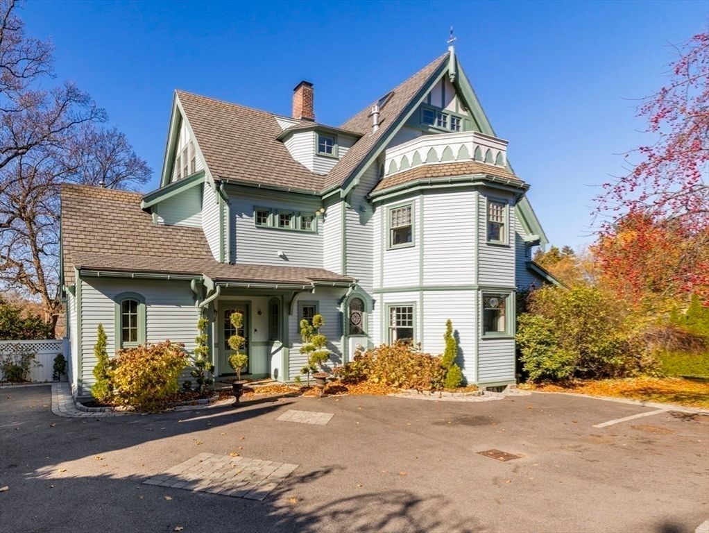 Exterior, Facade, Queen Anne Victorian