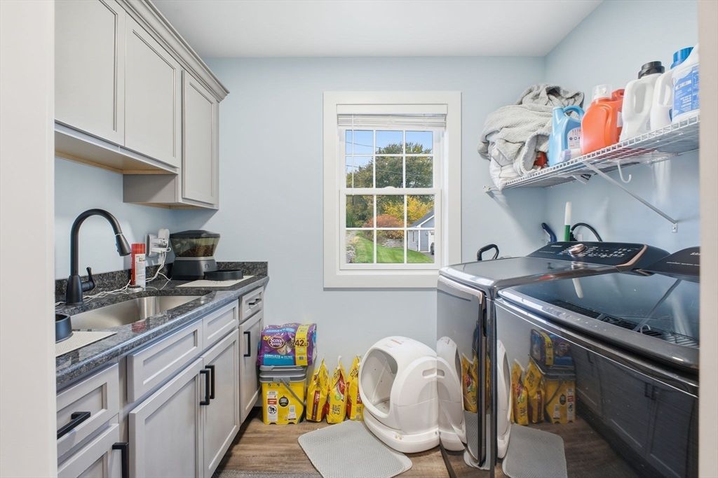 Interior, Kitchen, Washer, Wood Texture Flooring