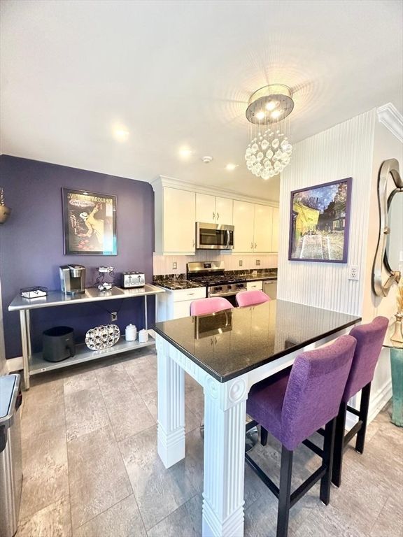 Dining room, Interior, Kitchen, Pendant Lights, Recessed Lighting, Stainless Steel Appliances