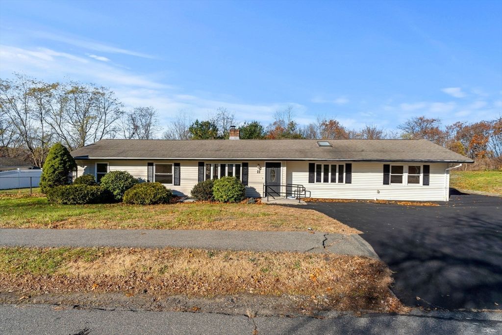 Exterior, Facade, Ranch