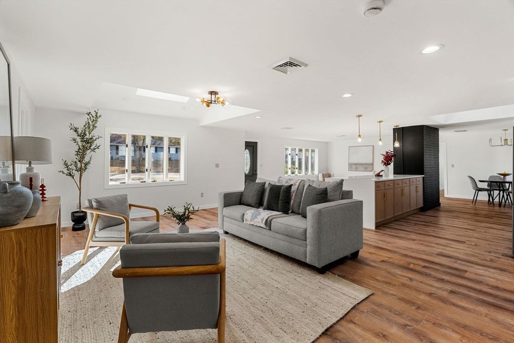 Dining room, Interior, Kitchen, Living room, Pendant Lights, Recessed Lighting, Wood Texture Flooring