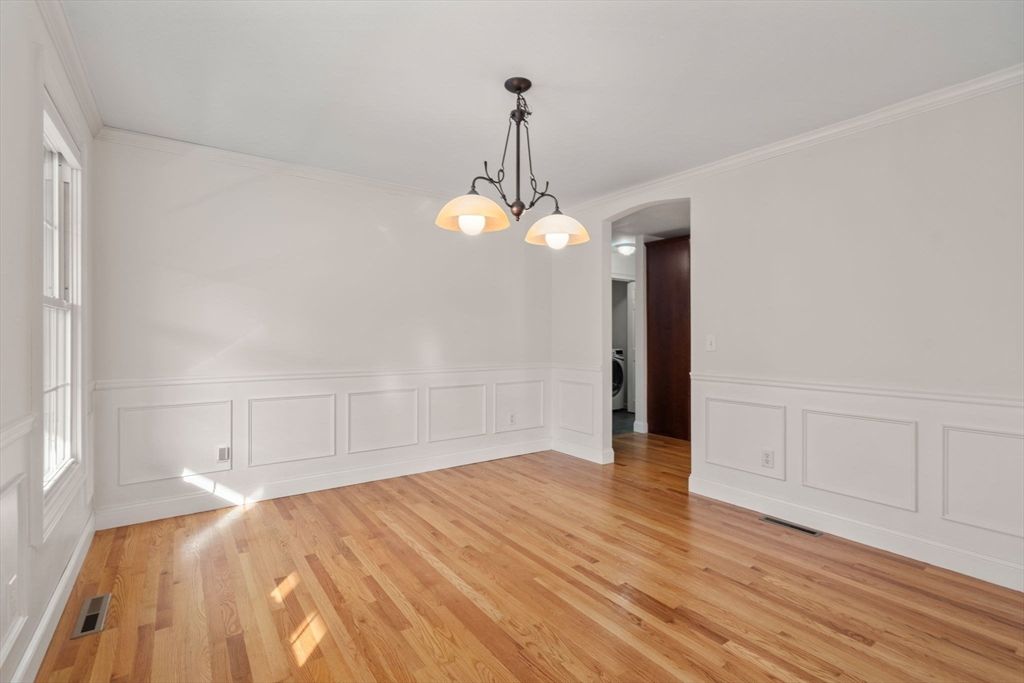 Empty room, Interior, Pendant Lights, Wood Texture Flooring