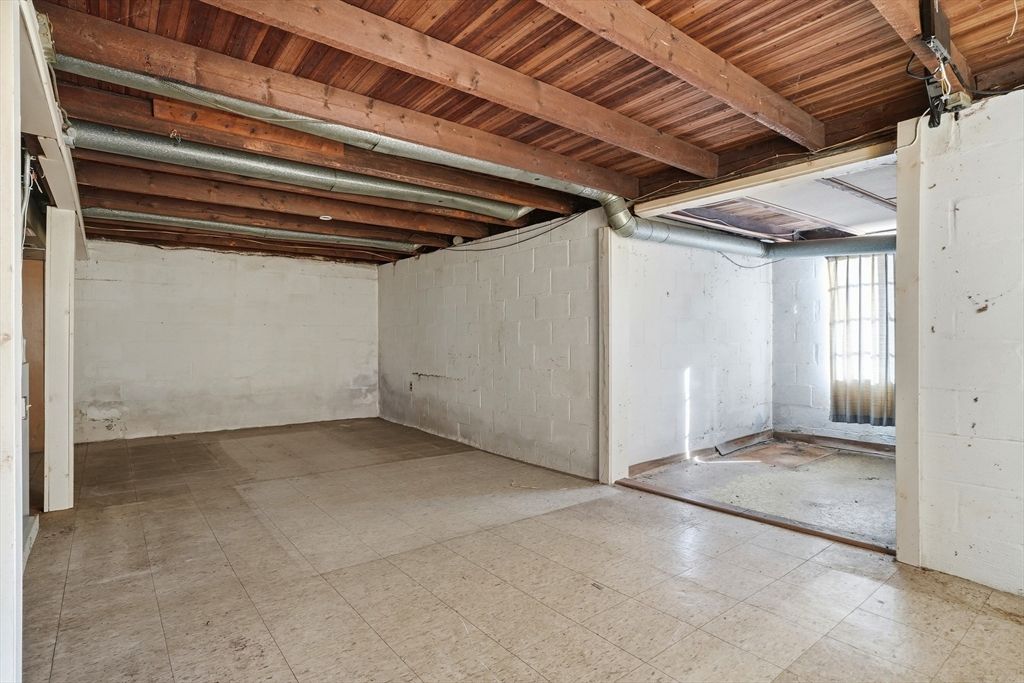 Empty room, Interior, Wooden Beams, Wooden Ceilings
