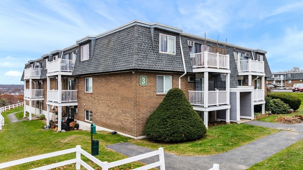 Exterior, Facade, Brick Facade, Rowhouse