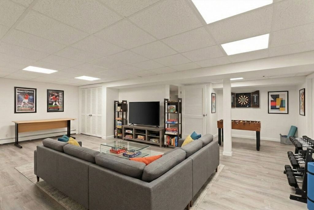 Fitness Equipment, Interior, Living room, Recessed Lighting, Wood Texture Flooring