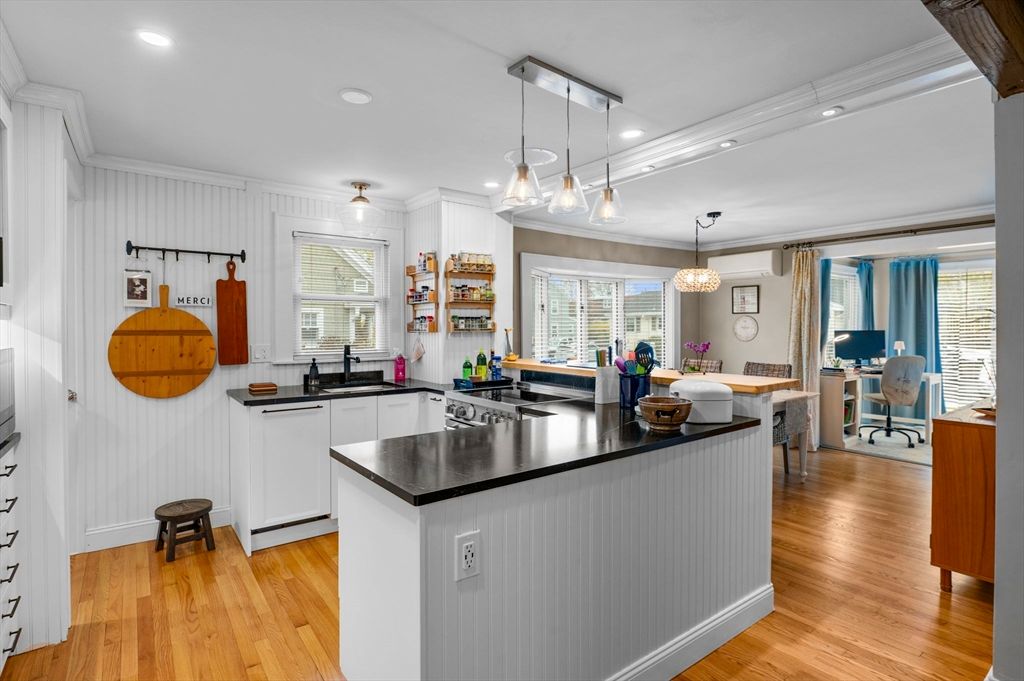 Dining room, Interior, Kitchen, Pendant Lights, Recessed Lighting, Wood Texture Flooring