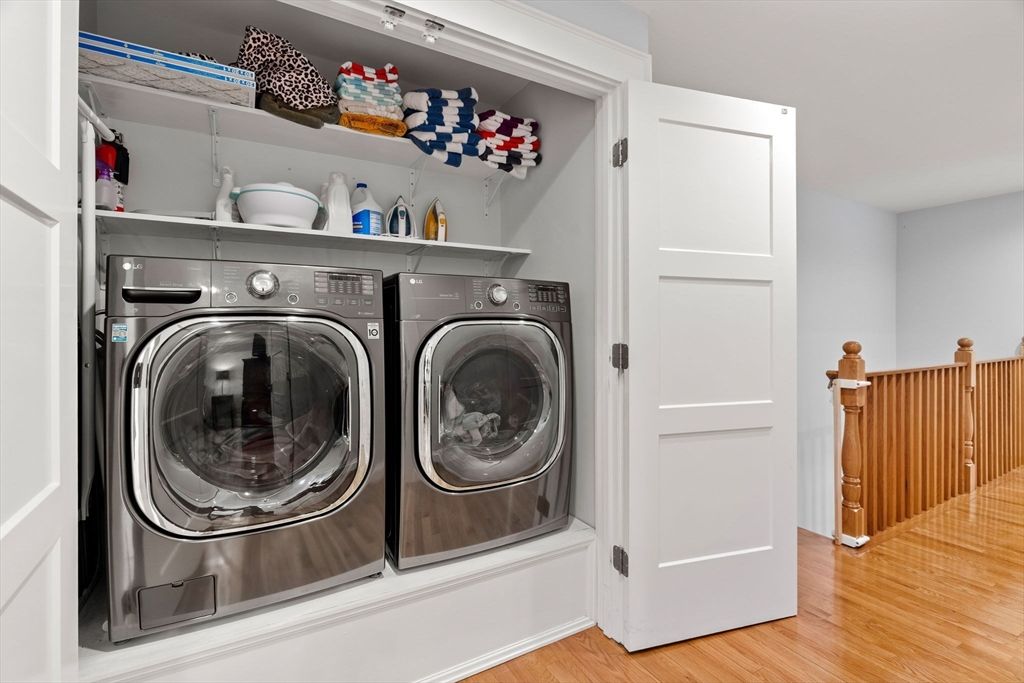 Interior, Utility Closets, Washer, Wood Texture Flooring