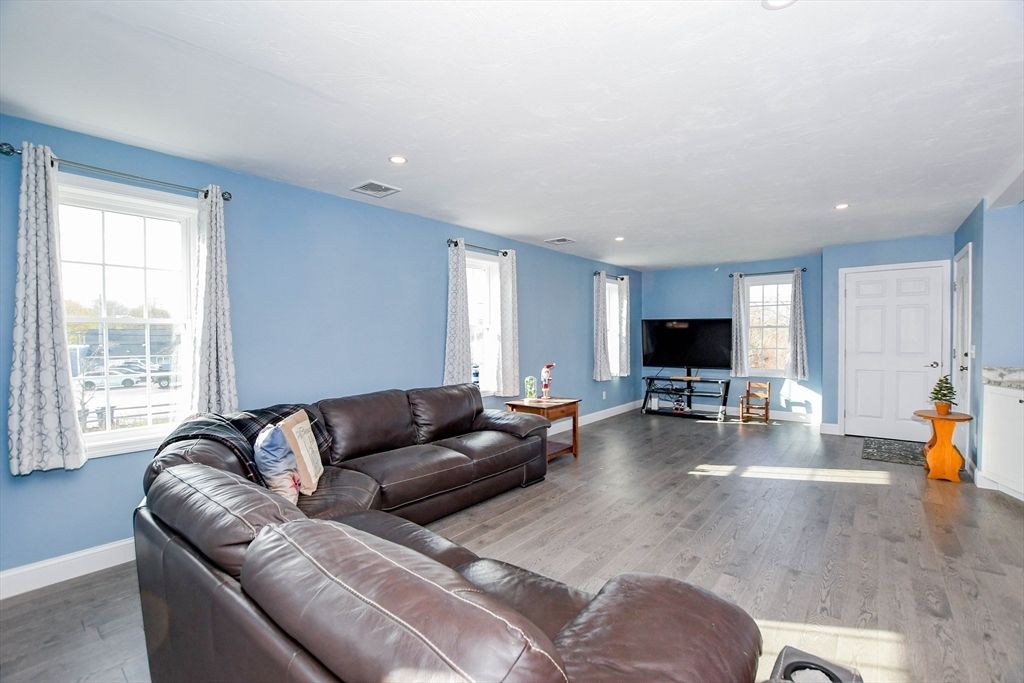 Dining room, Interior, Living room, Recessed Lighting, Wood Texture Flooring