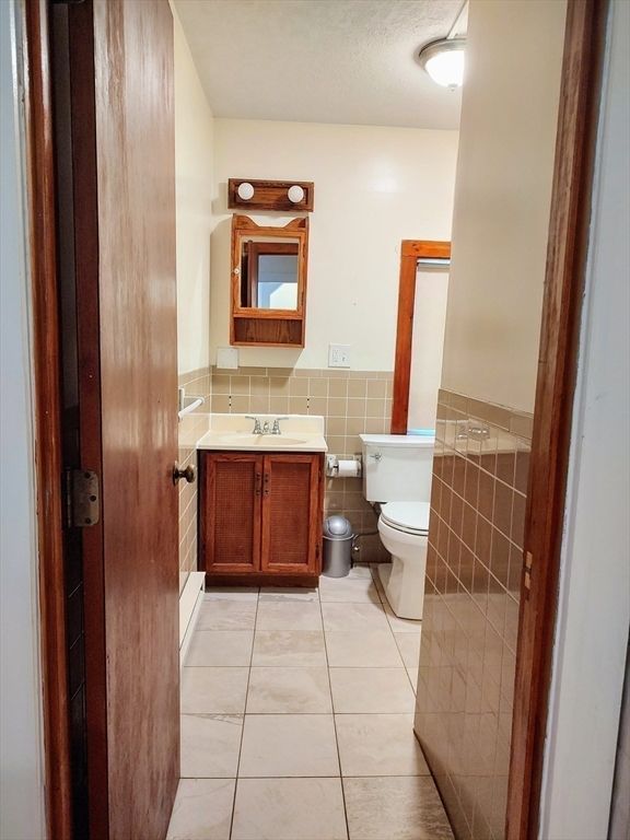 Bathroom, Interior, Tile Countertops