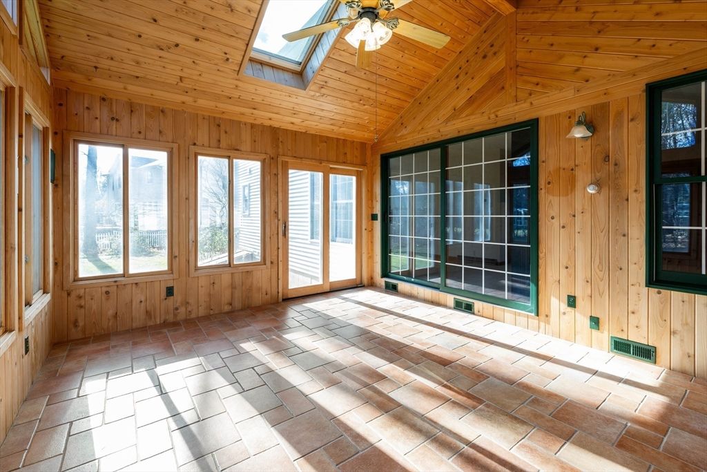 Empty room, Interior, Wooden Ceilings, Wooden Walls