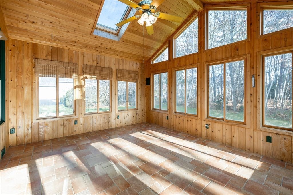 Empty room, Interior, Sun Room, Wooden Ceilings, Wooden Walls