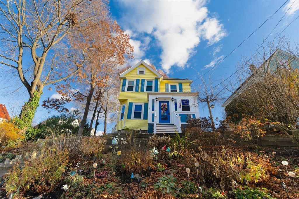 Exterior, Facade, Queen Anne Victorian